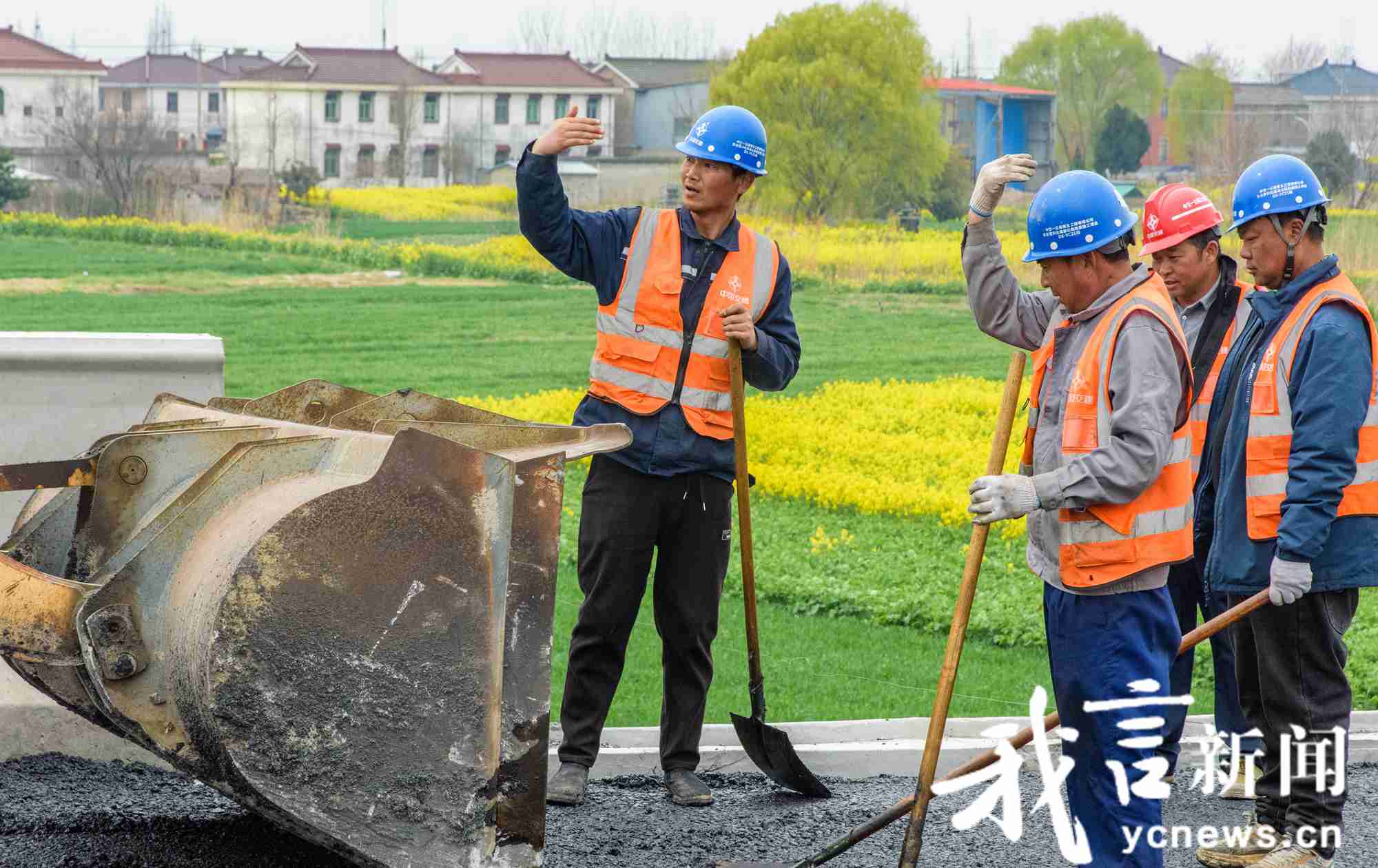 东兴高速东台段摊铺收官