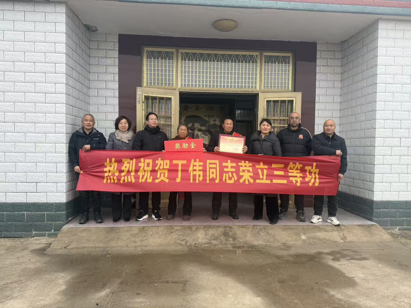 三仓镇：给立功军人家庭送喜报