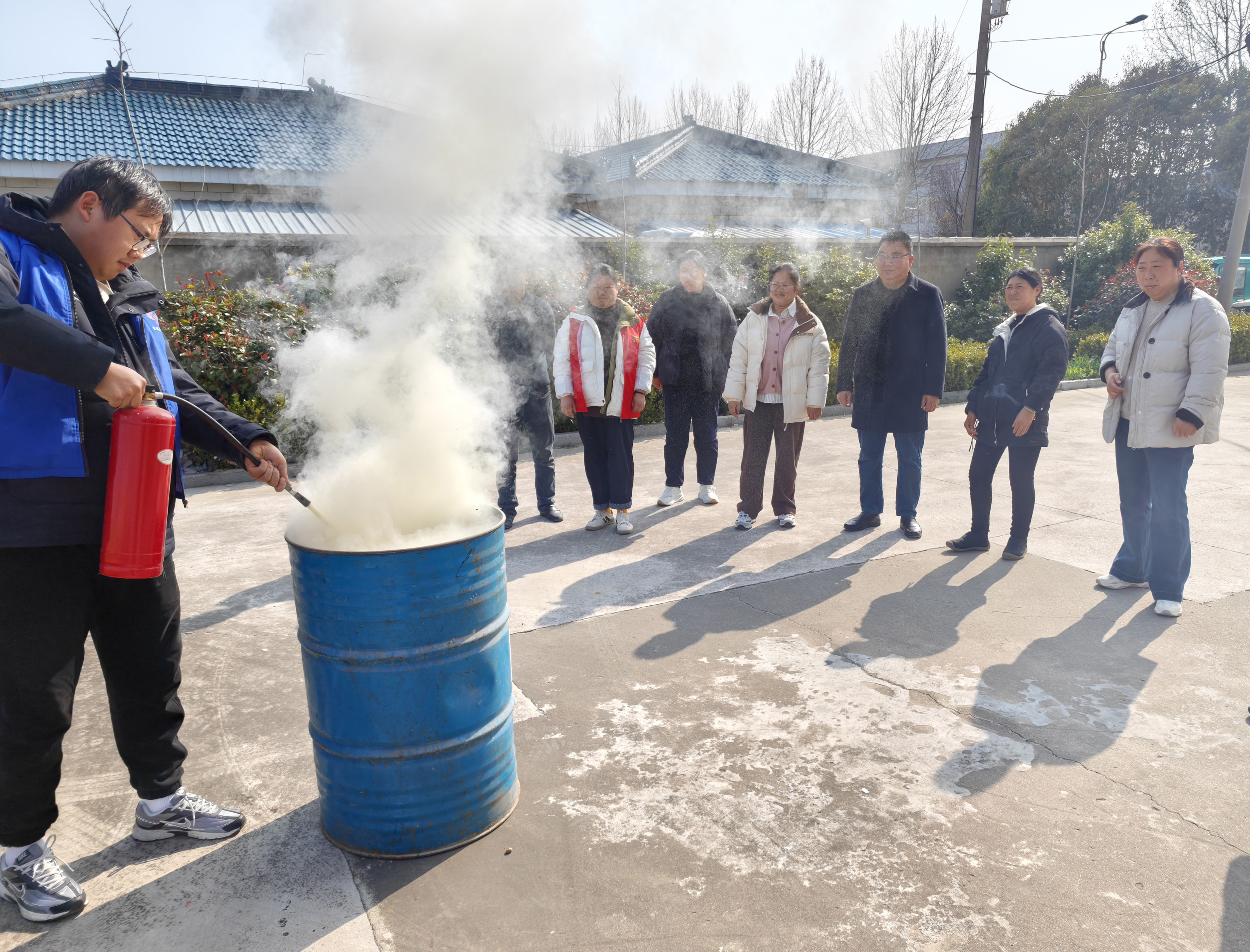 黄尖镇新同社区开展灭火器实操培训