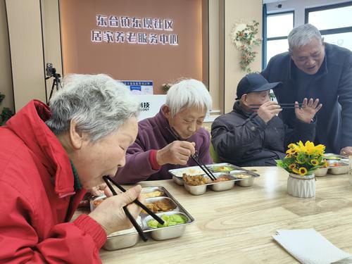 幸福食堂飘饭香  居家中心乐银"邻″