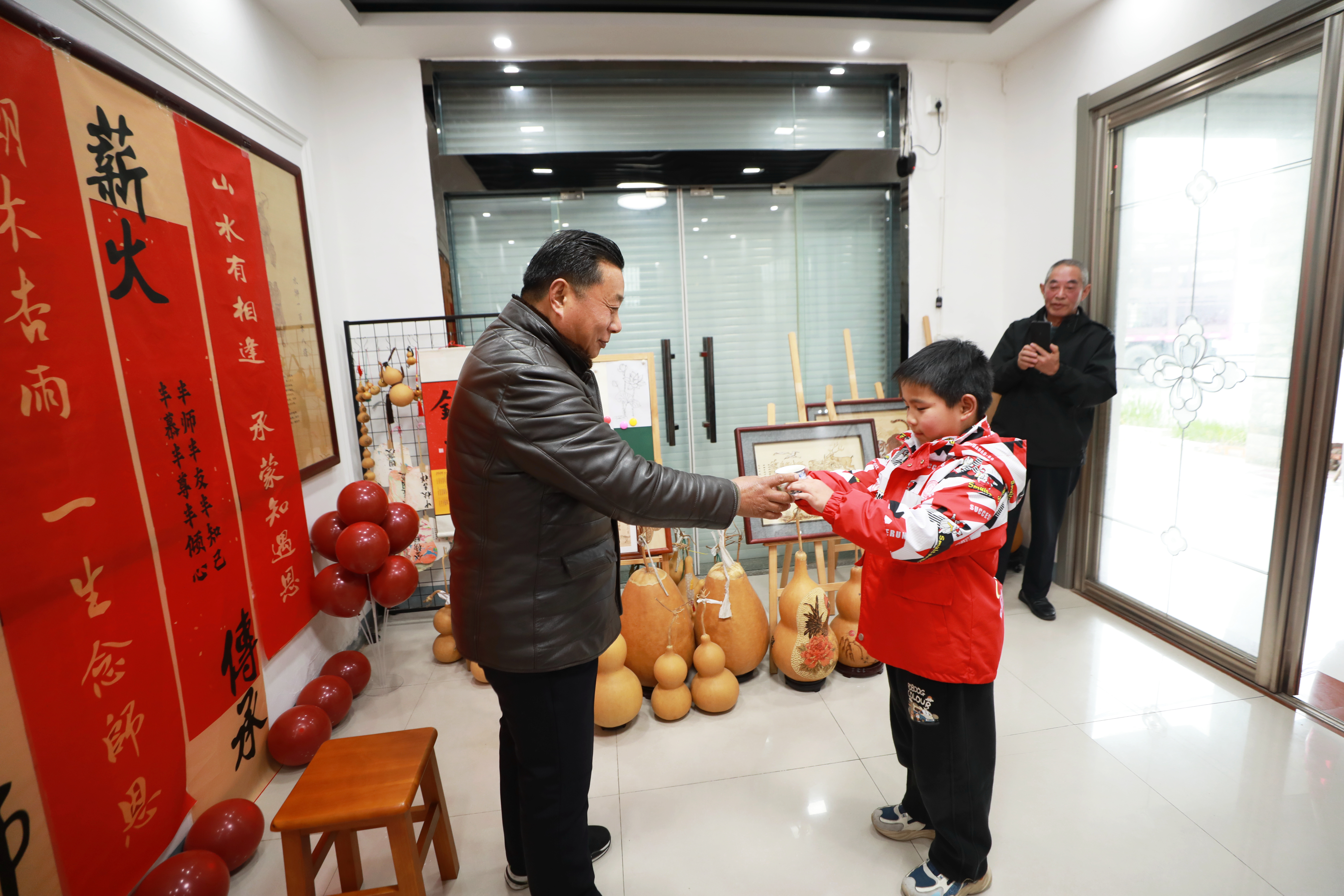 草堰镇举办烙画拜师仪式 非遗技艺扎根校园代代传