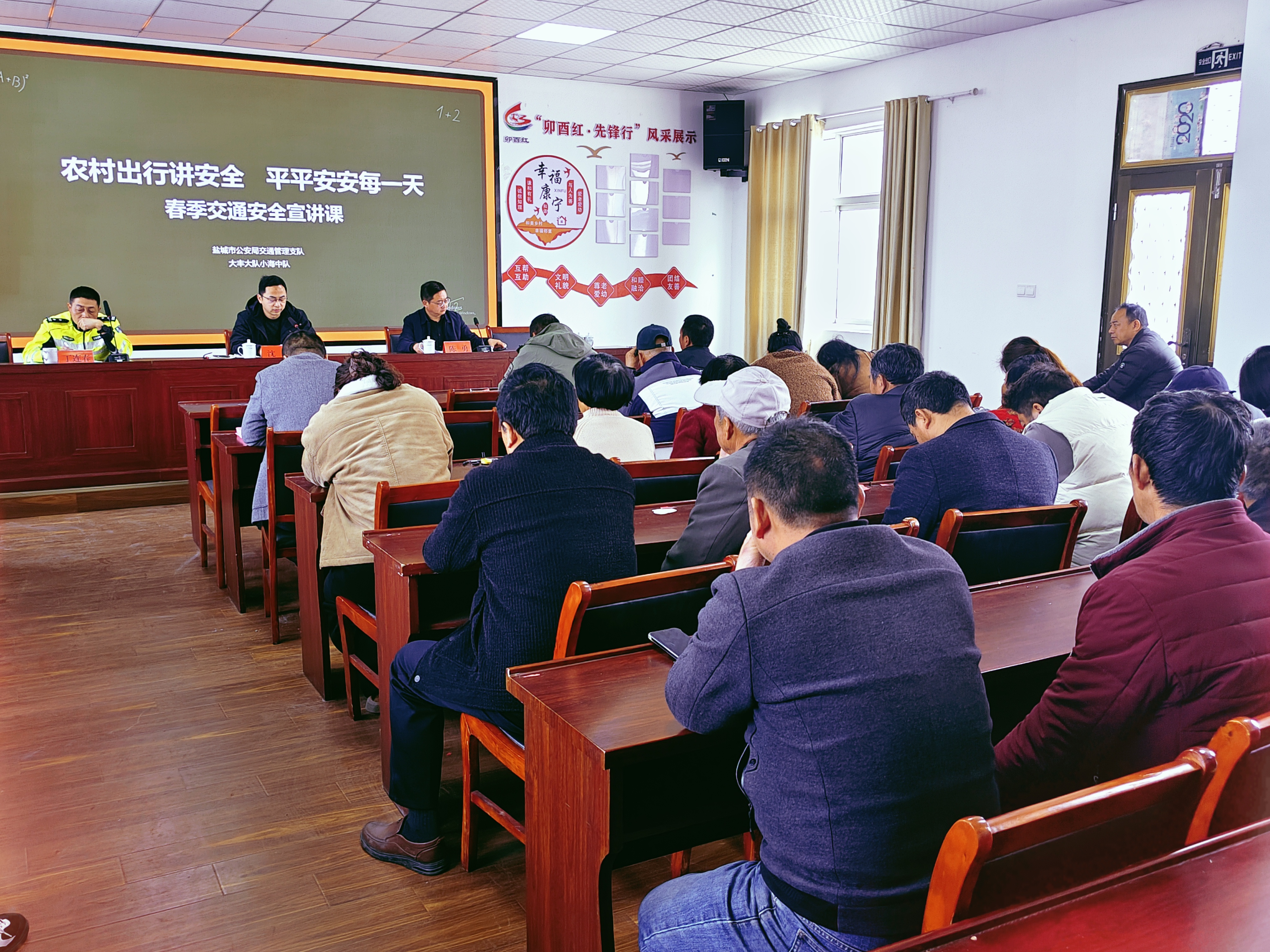 万盈镇开展春季交通安全宣讲活动