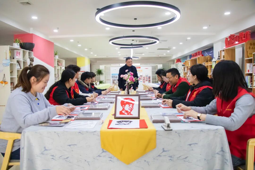 新河街道新怡社区开展“刻纸绘雷锋·护河践初心”主题活动