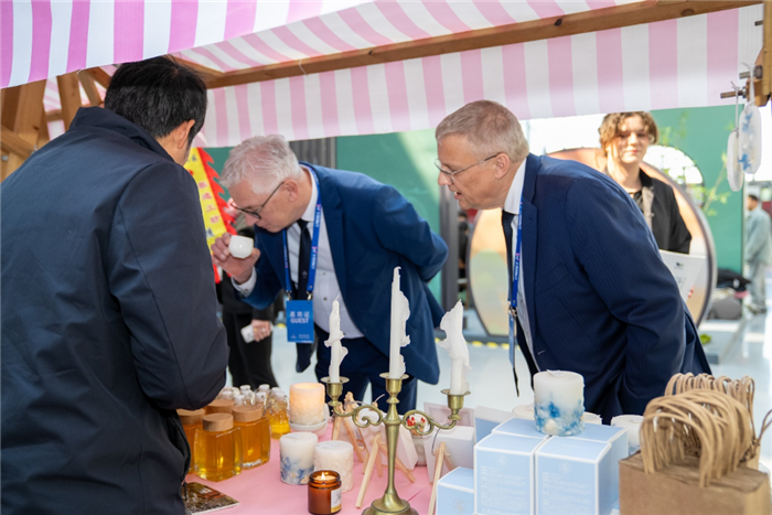 残友化身民间“外交官”，无锡公益集市上的暖心“国际范”