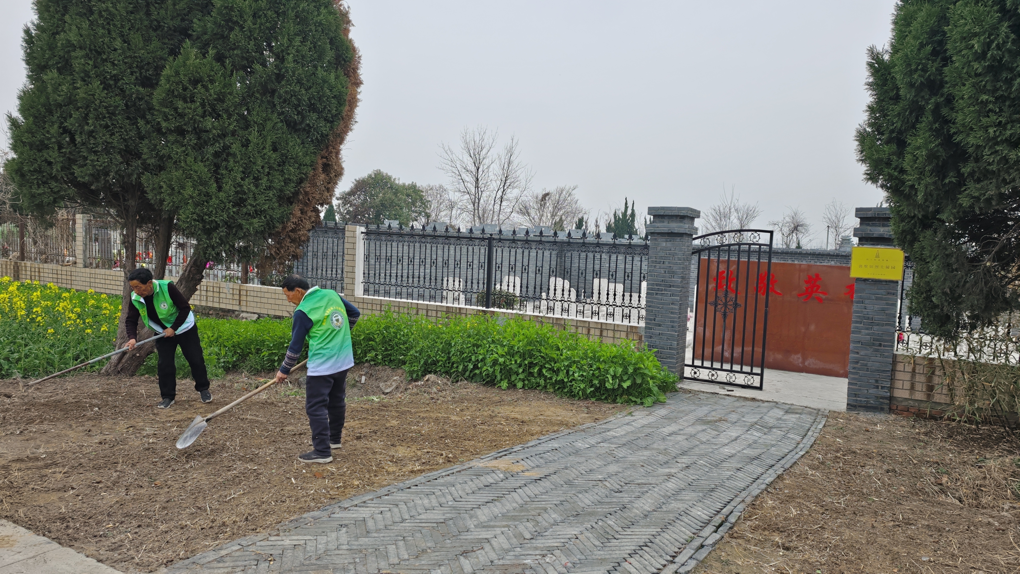 守护英烈荣光 赓续红色血脉丨阜宁高新区开展烈士纪念设施清扫管护活动