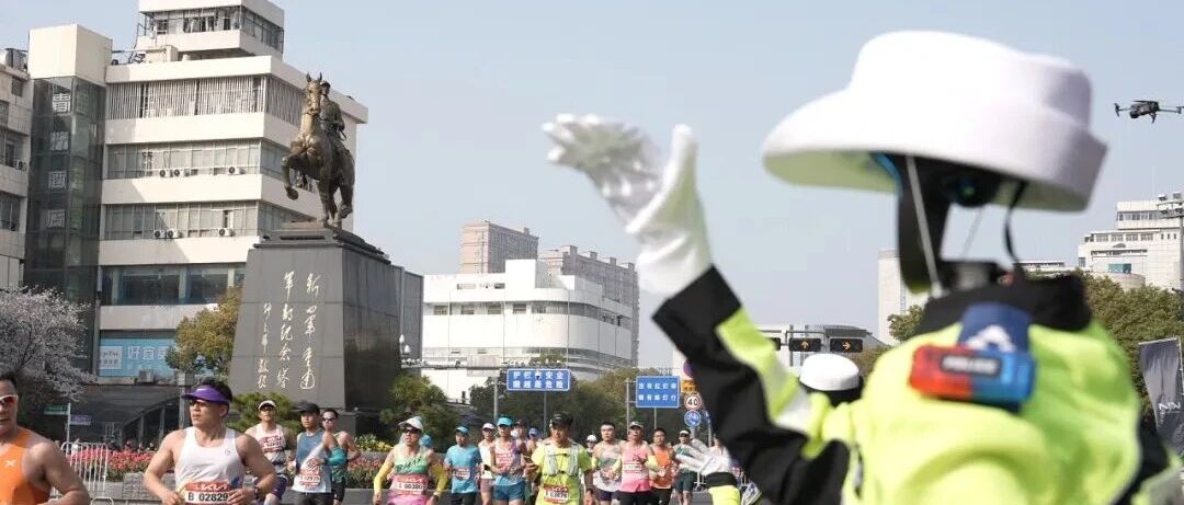 够酷！机器人警察“组团”上岗！