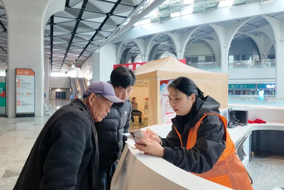 新盐枢纽运营公司：“三色”马甲暖旅途  一路有我护出行