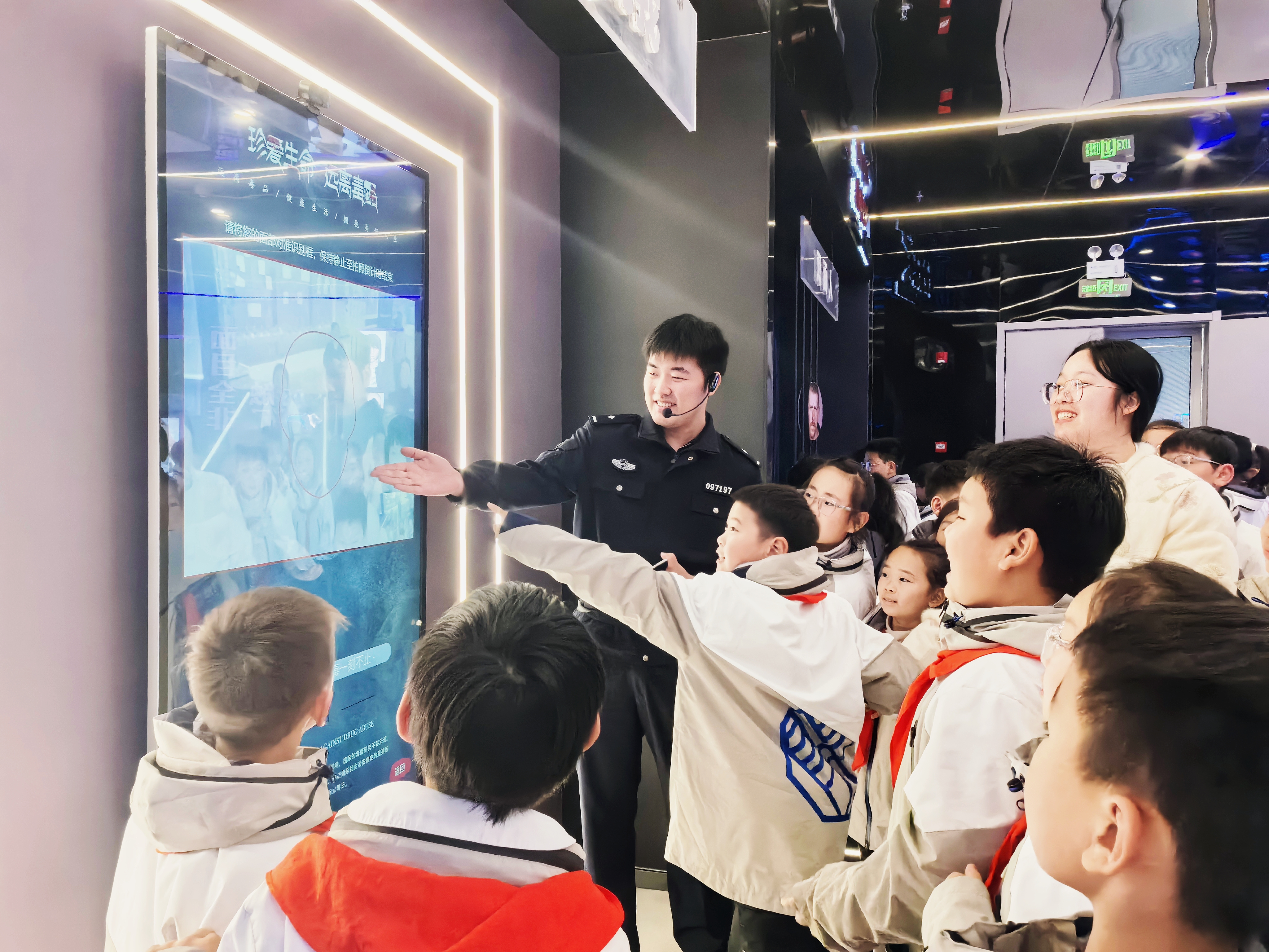 建湖公安“沉浸式”守护中小学生成长路