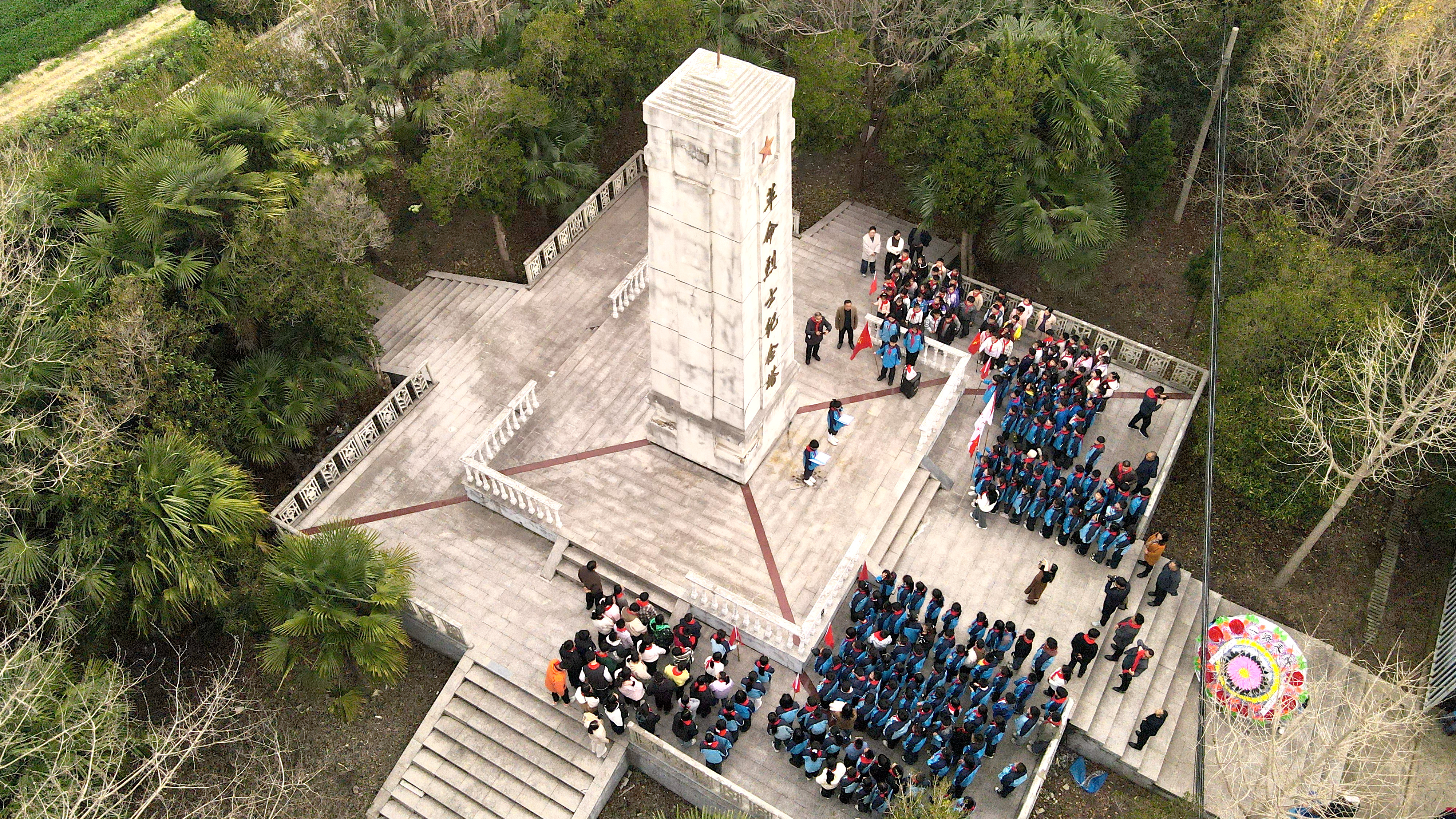 草堰镇学子走进烈士陵园缅怀先烈