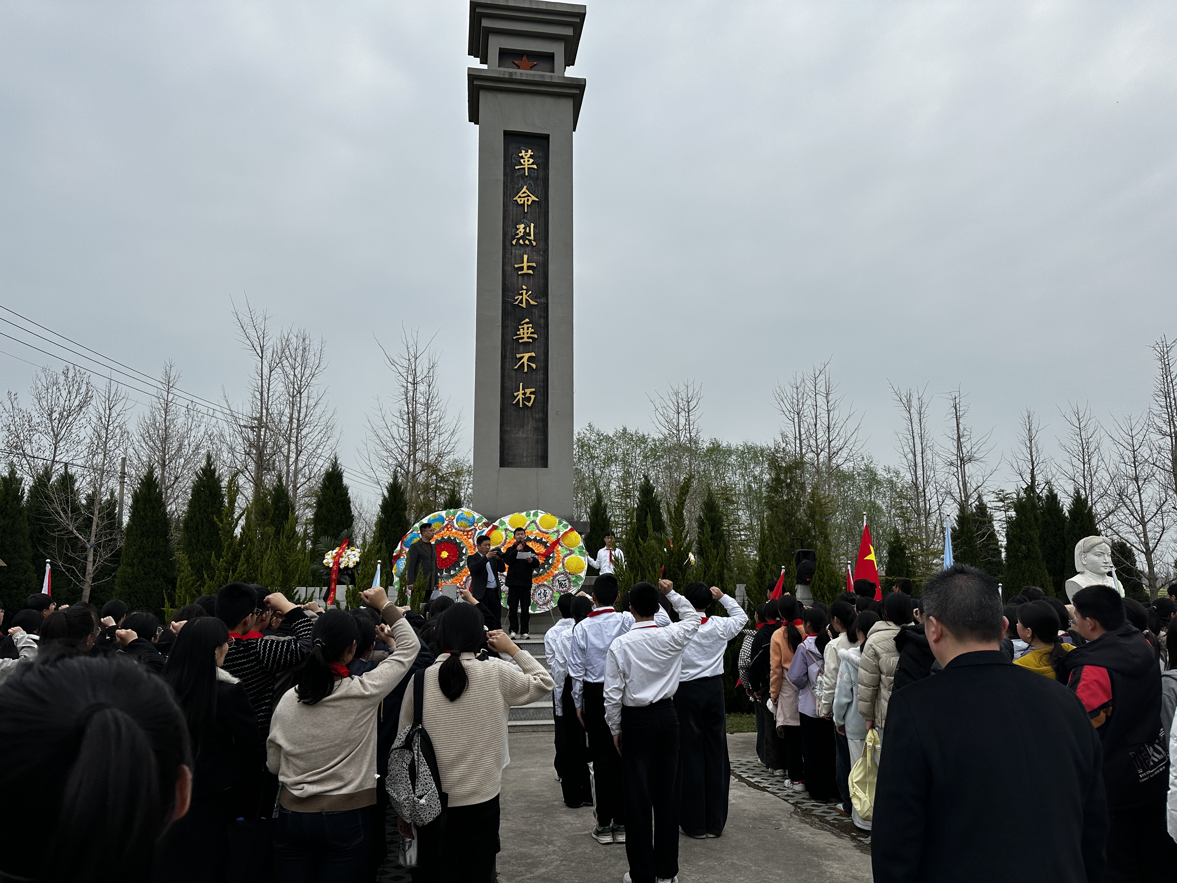 盐东镇桂英村开展清明祭扫烈士活动