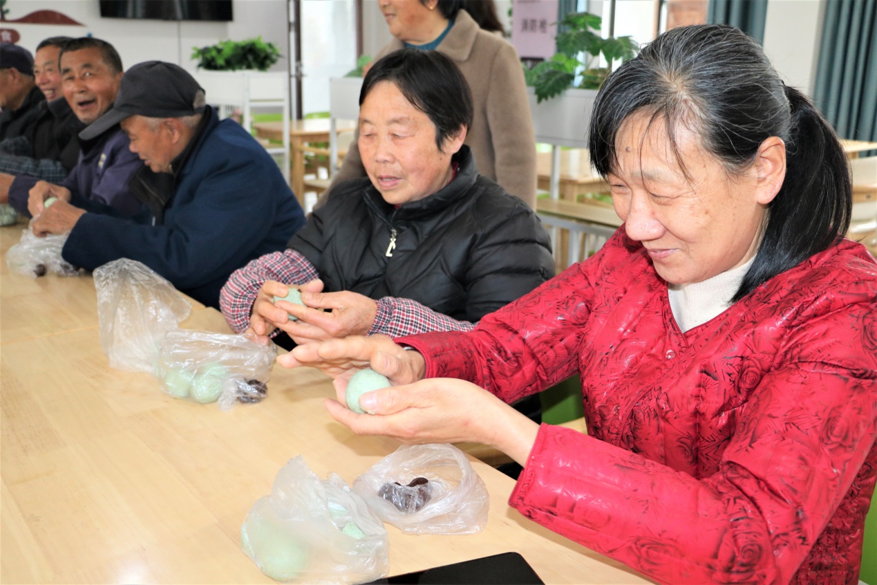 高作镇：青团飘香传民俗 人大代表暖人心