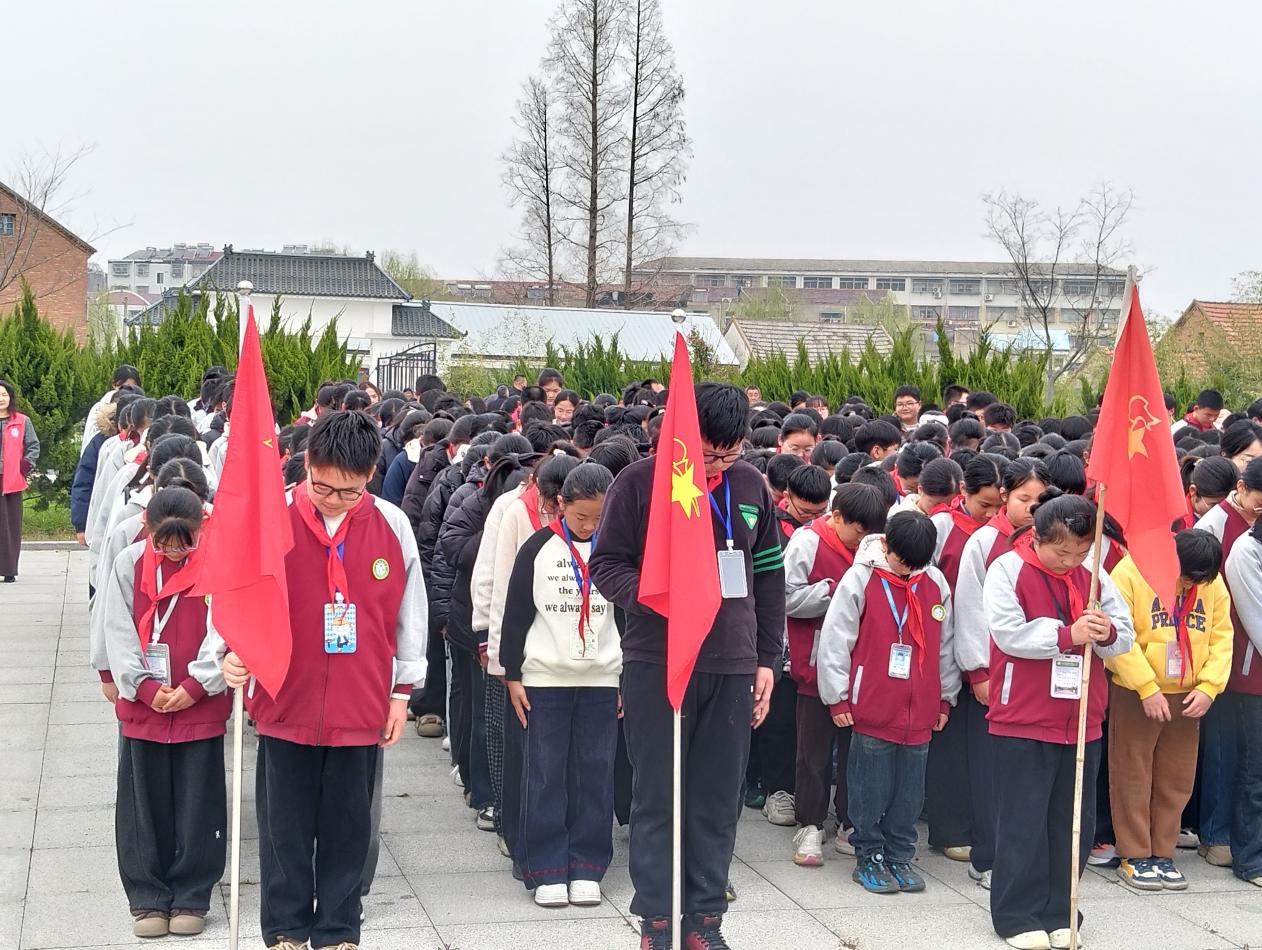清明祭英烈 新风寄哀思——五汛镇开展烈士陵园祭扫暨移风易俗活动