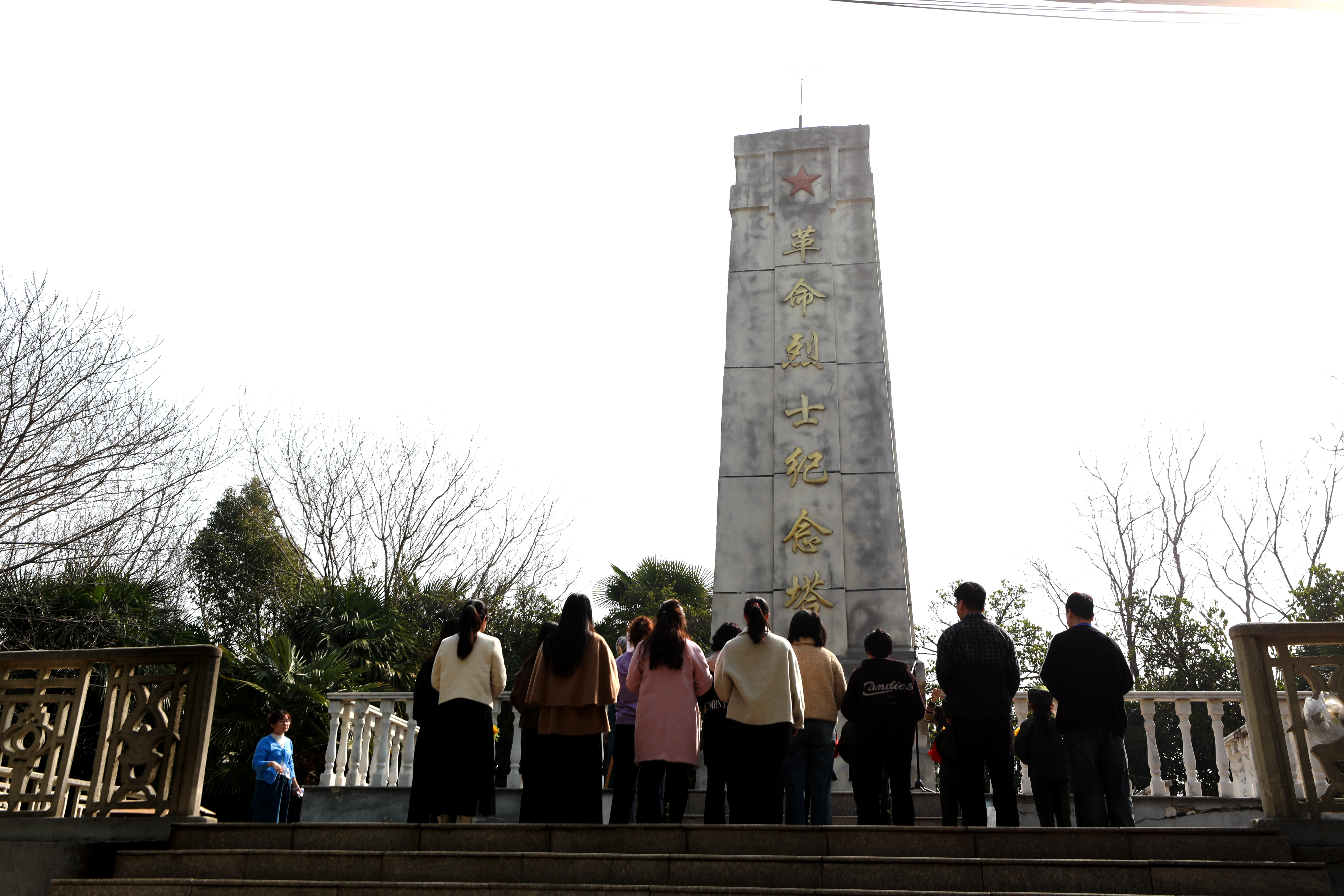 草堰镇开展“亲子式”祭扫英烈活动