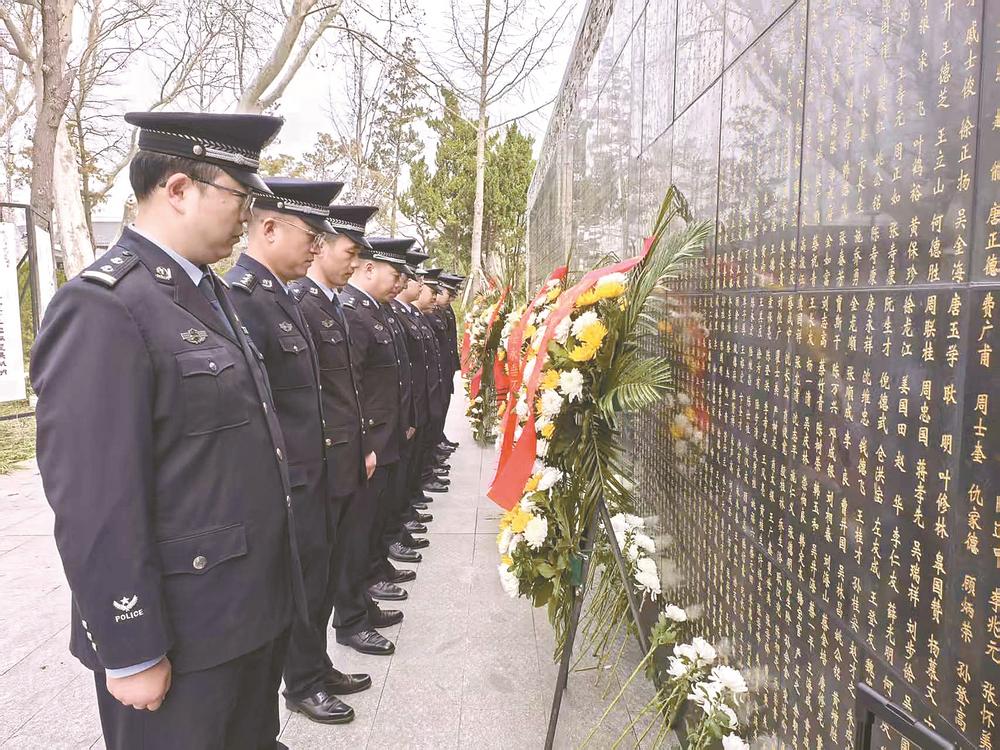 盐城边检民警见证成家高烈士“回家”  传承烈士精神 守护家国团圆