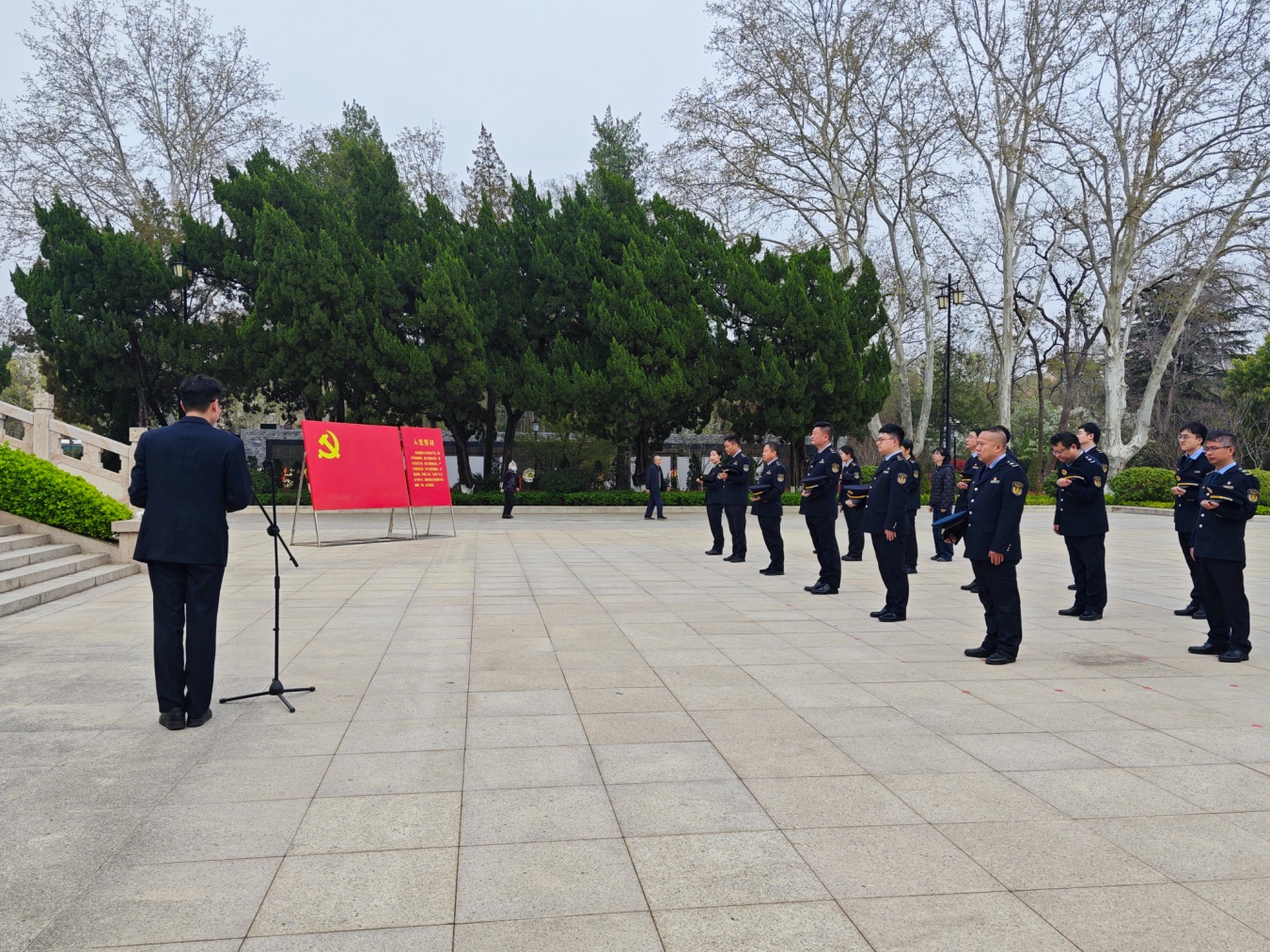 盐城交通执法清明祭扫缅怀革命先烈