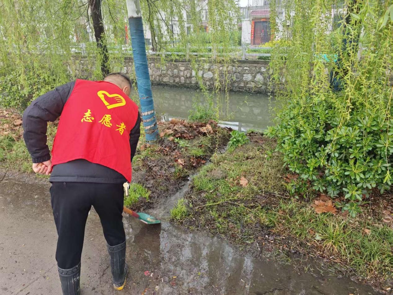 新兴镇同心村开展雨后清淤志愿服务活动