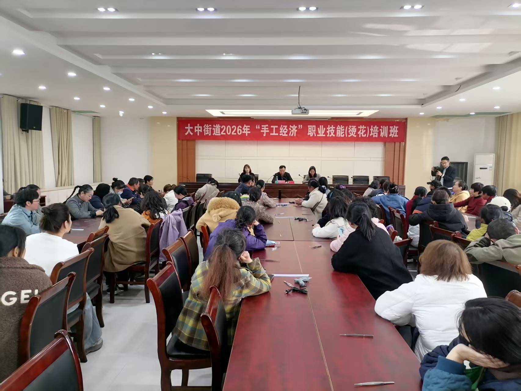 大中街道：“指尖课堂”传技艺 手工经济铺就增收路