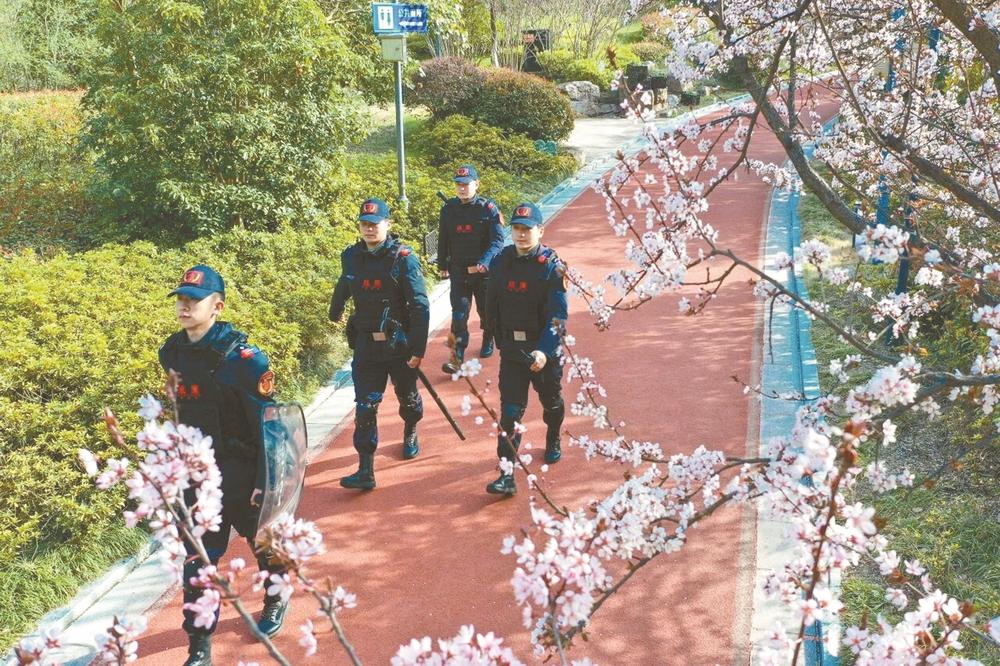 盐城公安全警坚守 筑牢春日平安防线