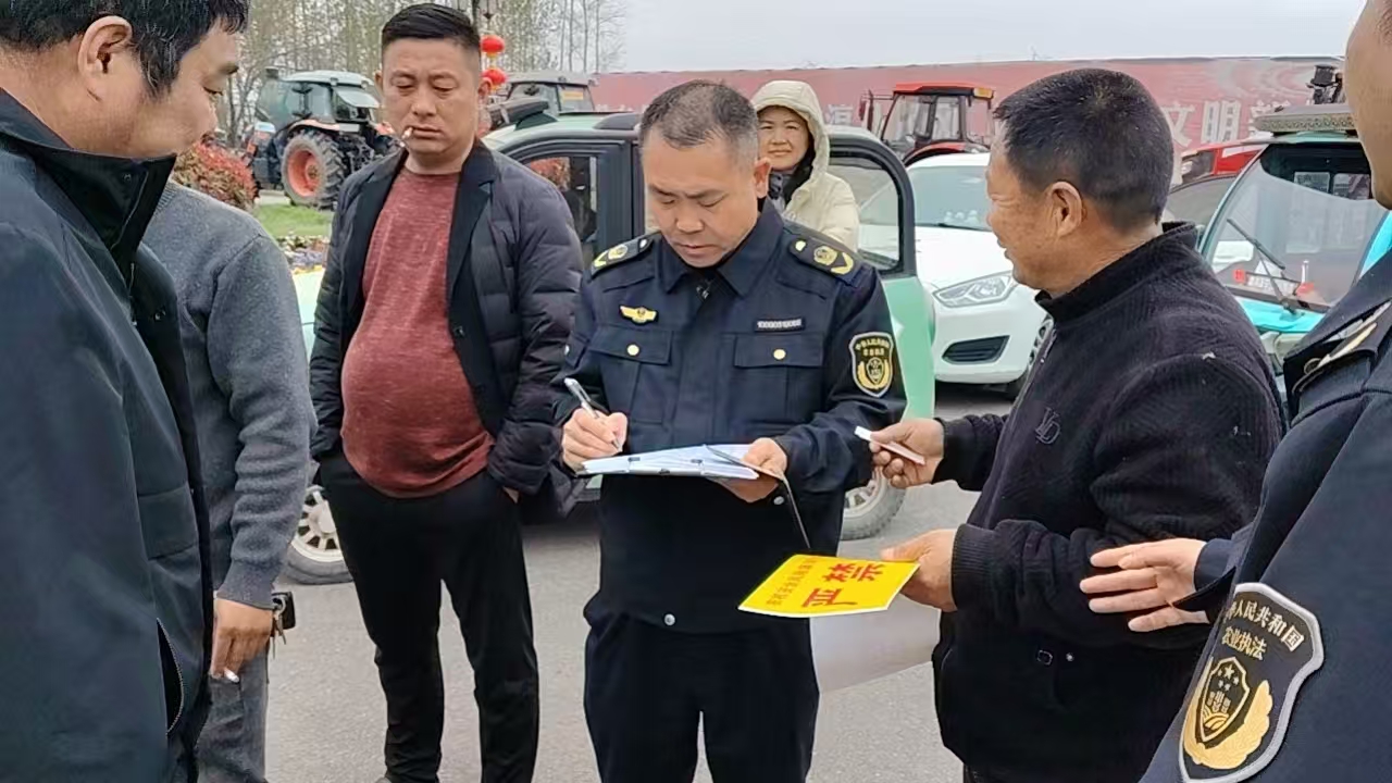 滨淮镇检修农机助春耕迎“三夏”