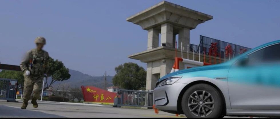 两名外籍乘客对着某部队营区连续拍照，又准备去训练场方向，网约车司机觉得可疑，将车直接开进部队，并抢下他们手机，后经确认两人系间谍