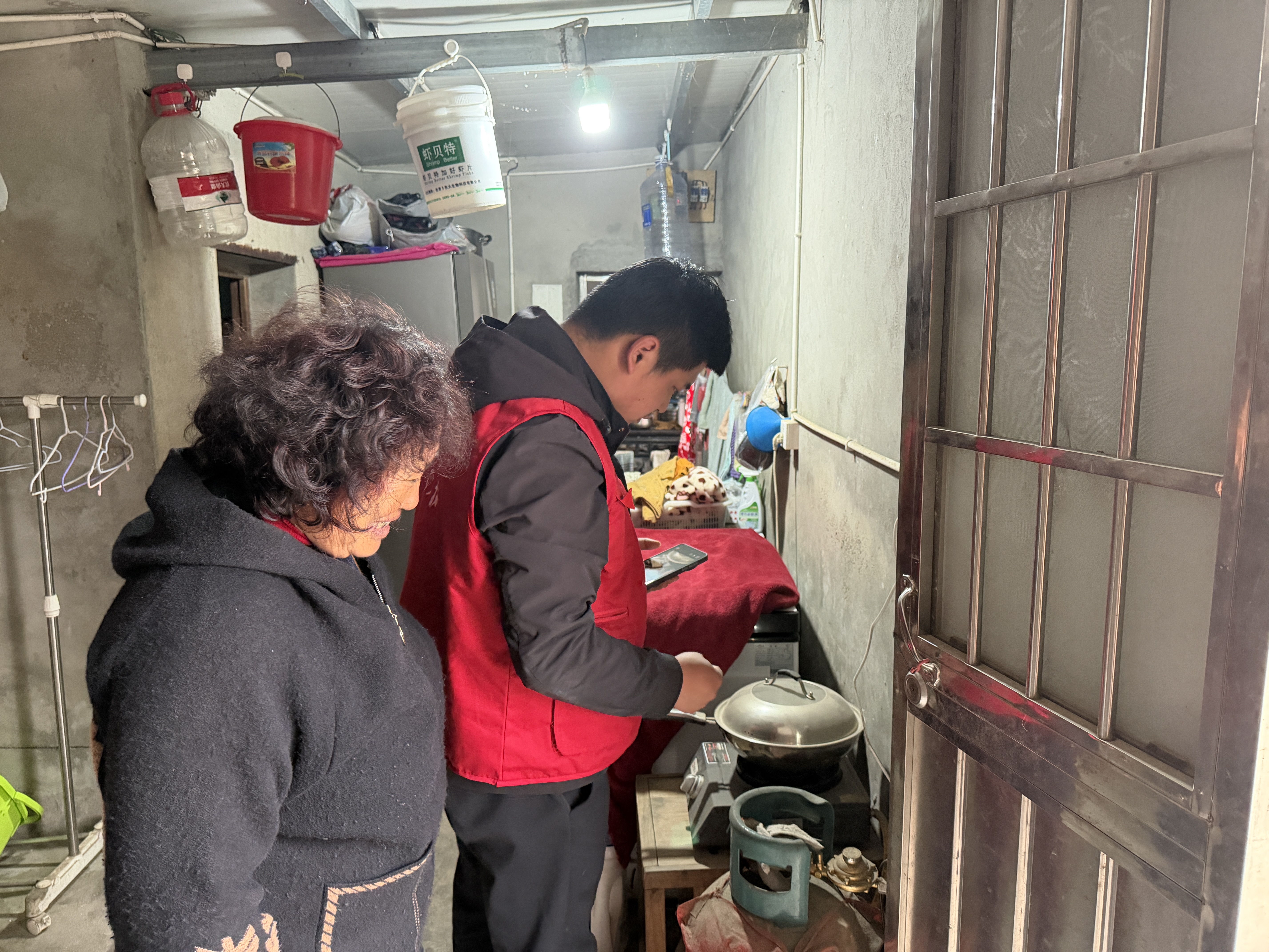 新兴镇石华村：入户排隐患 宣传送平安