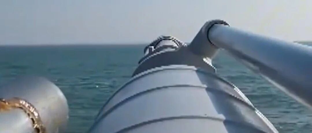 解放军护卫舰与外舰缠斗20小时，央视披露细节：外军大舰强闯海峡，“别车”挑衅；我军舰主炮上弹强硬驱离， “在自家门口，绝不示弱”