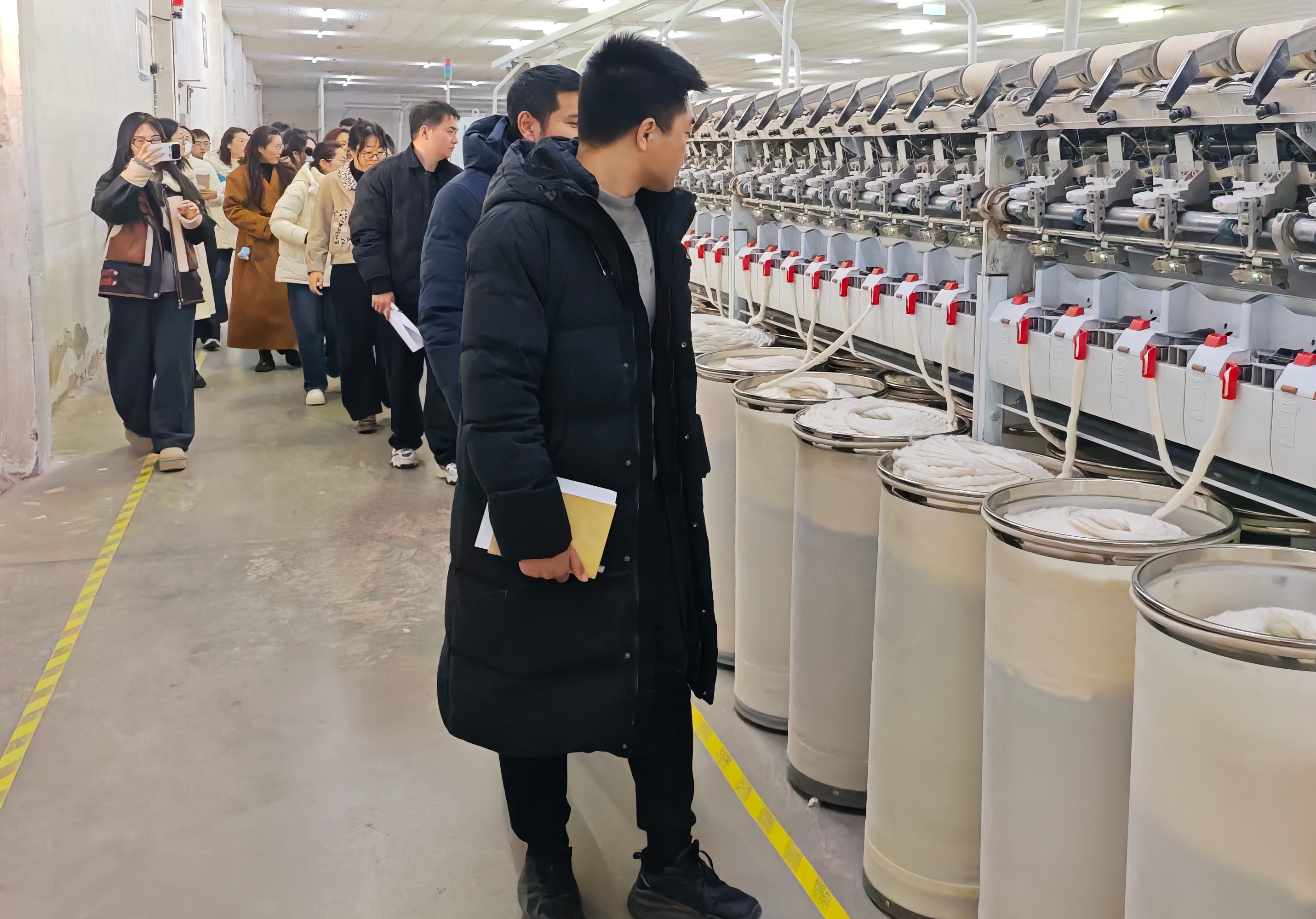 万盈镇组织年轻干部入企研学