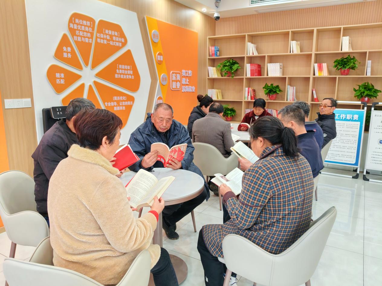 界牌镇新时代文明实践所走进周庄村就业指导站开展世界读书日主题活动