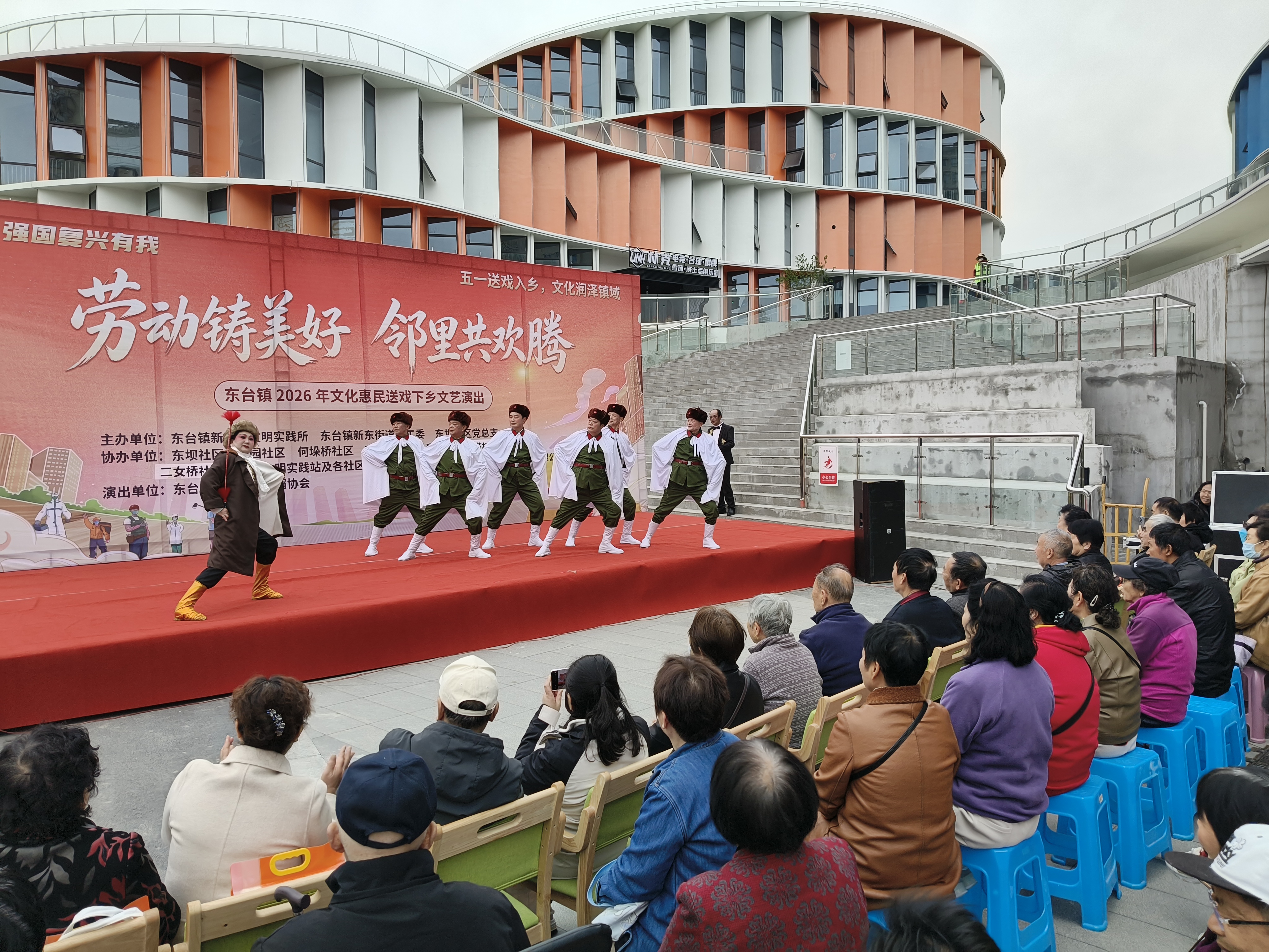 东台：社区载歌载舞欢庆“五一”