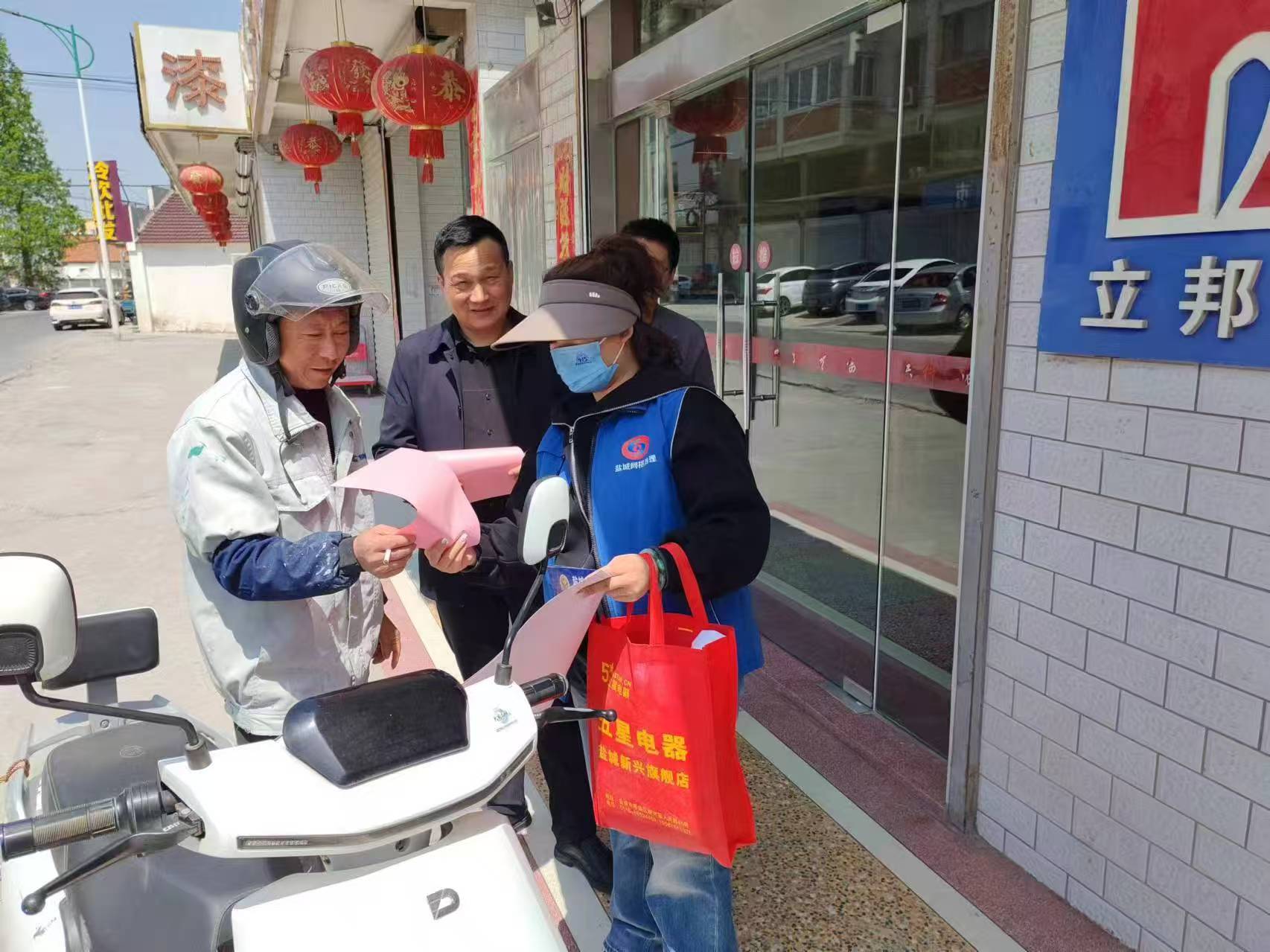 新兴镇西巷社区开展“倡导低碳出行 保护自然资源”主题宣传