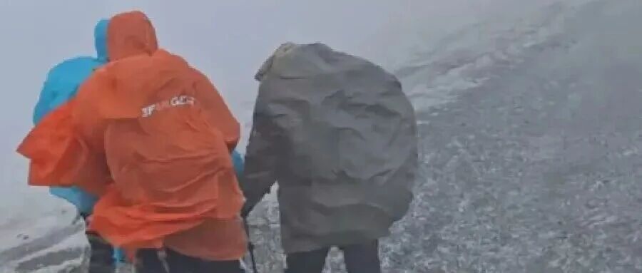 五台山突遭暴雪多人被困，有人称鼻子挂着冰霜差点失温，最新进展：已救援徒步人员300人，无伤亡，求助者以大学生和户外“新手”为主