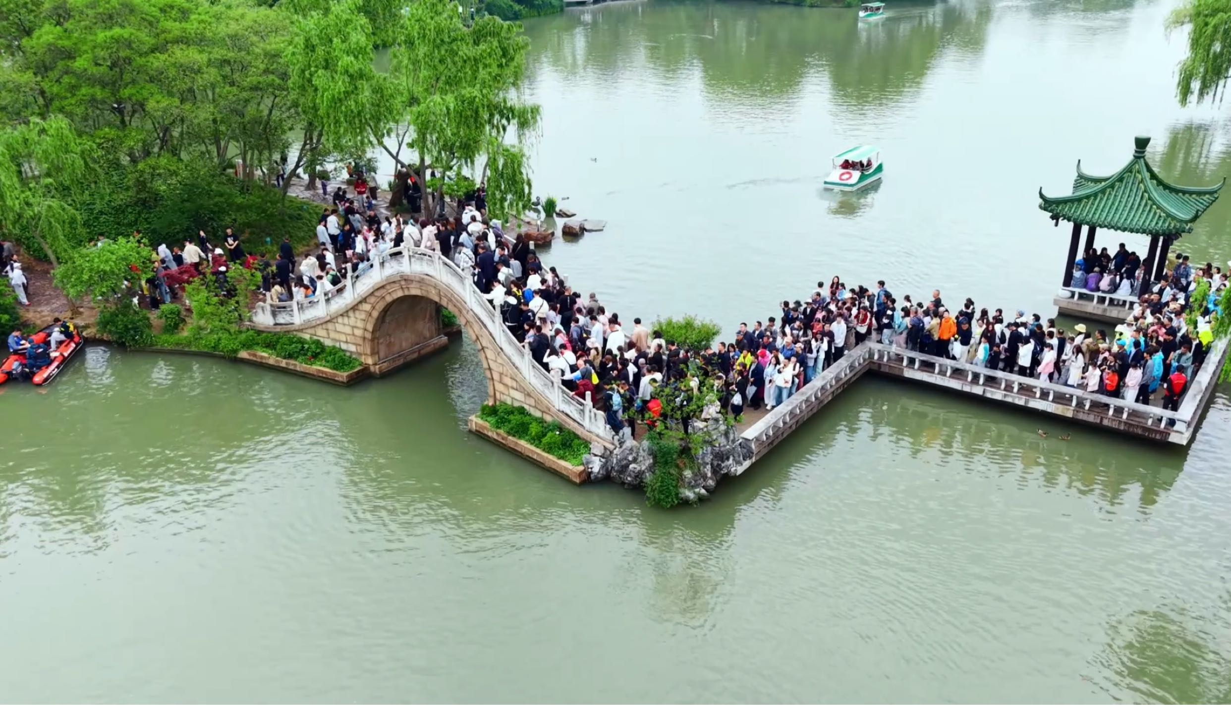 江苏扬州：白天赏芍药、夜观无人机，瘦西湖“白加黑”模式引爆“五一”旅游