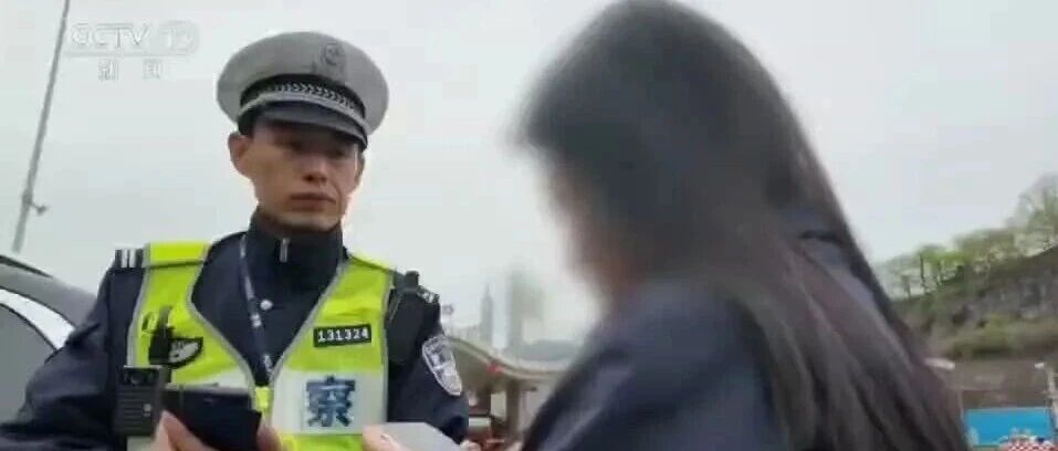“作为女司机，我觉得它比我开得好”，女子开辅助驾驶高速上化妆、吃东西、舞动，警方：罚款200元，扣3分