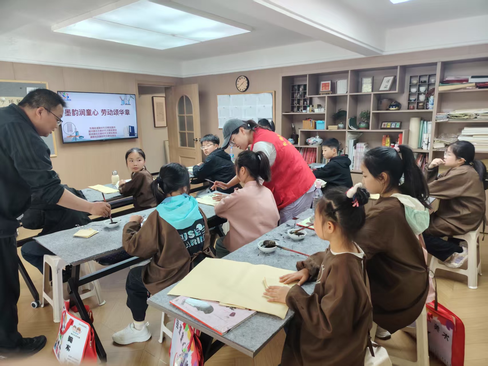 先锋街道开展“墨韵润童心，劳动颂华章”主题活动