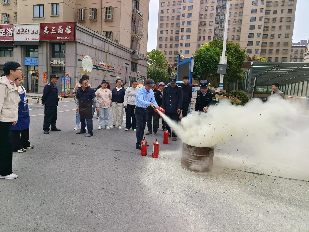 伍佑街道开展“九小场所”消防安全演练