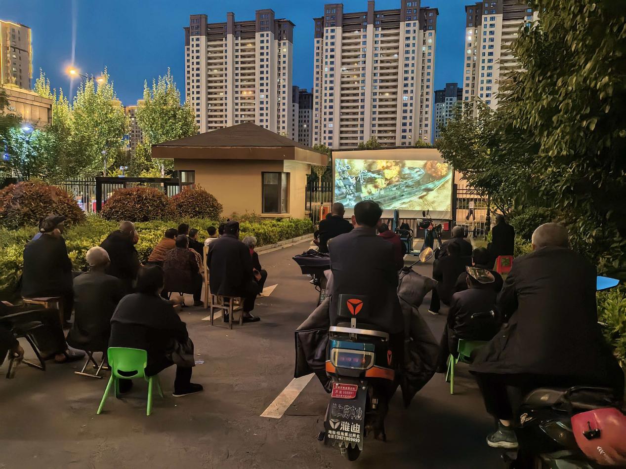 伍佑街道伍北社区：露天电影点亮居民文化生活