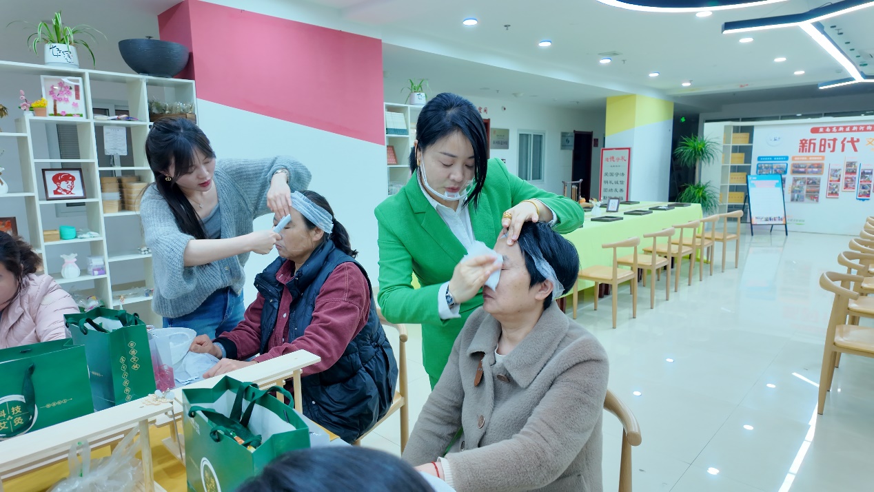 新河街道新怡社区居民乐享“焕颜”时光