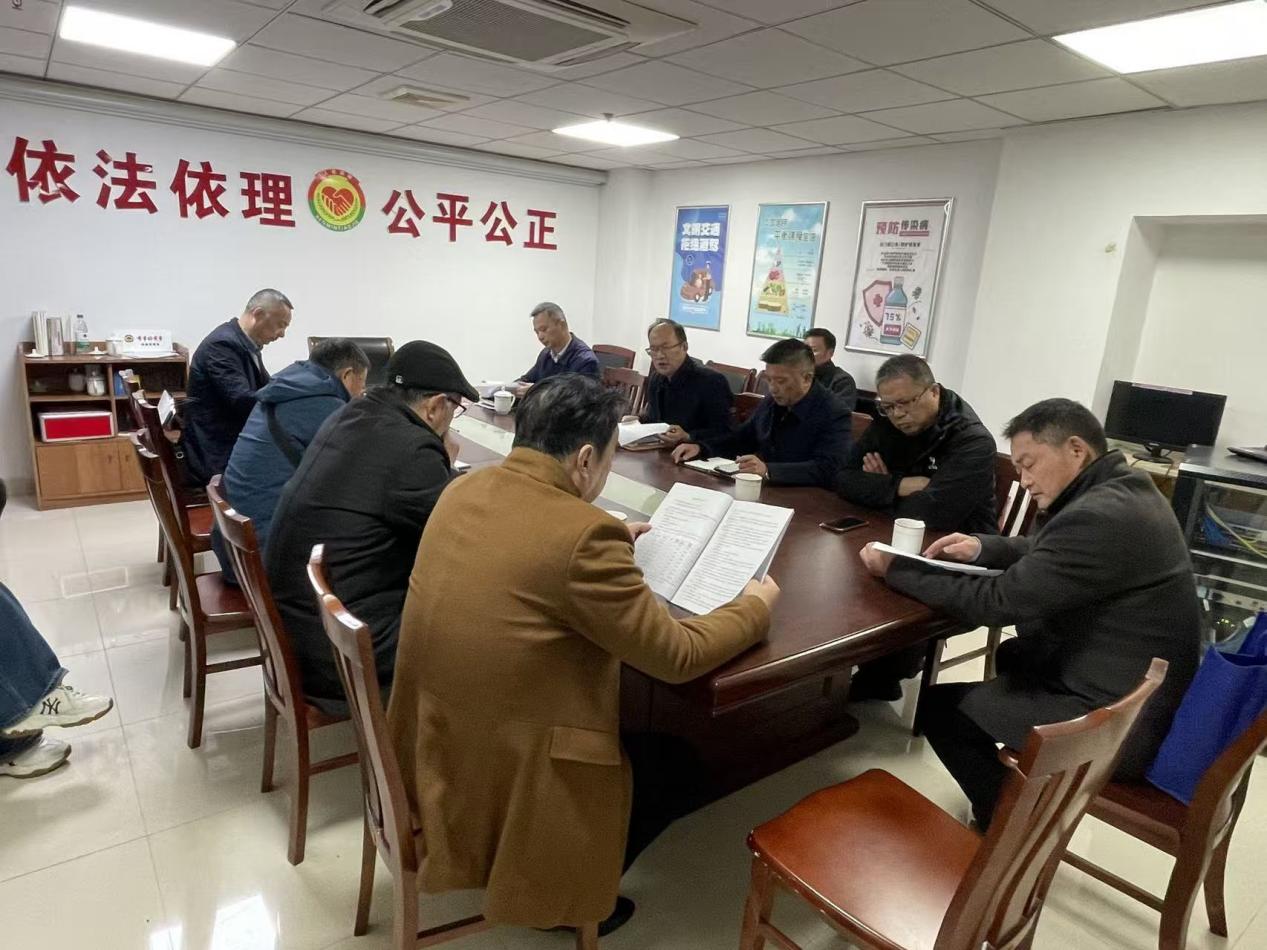黄海街道鹿鸣社区东进路美食街电梯更换项目加速推进