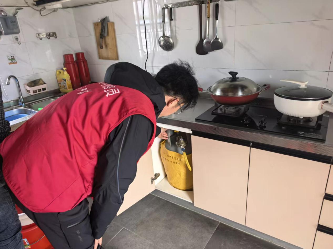 新兴镇三里村：排查燃气隐患 筑牢安全防线