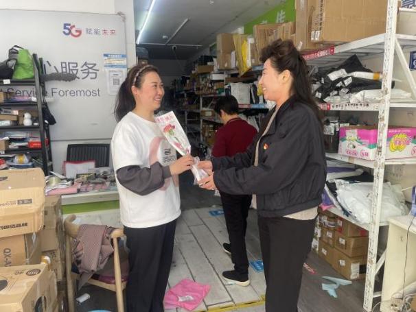 黄海街道平湖社区开展“情暖五月 感恩母亲”关爱新就业群体活动