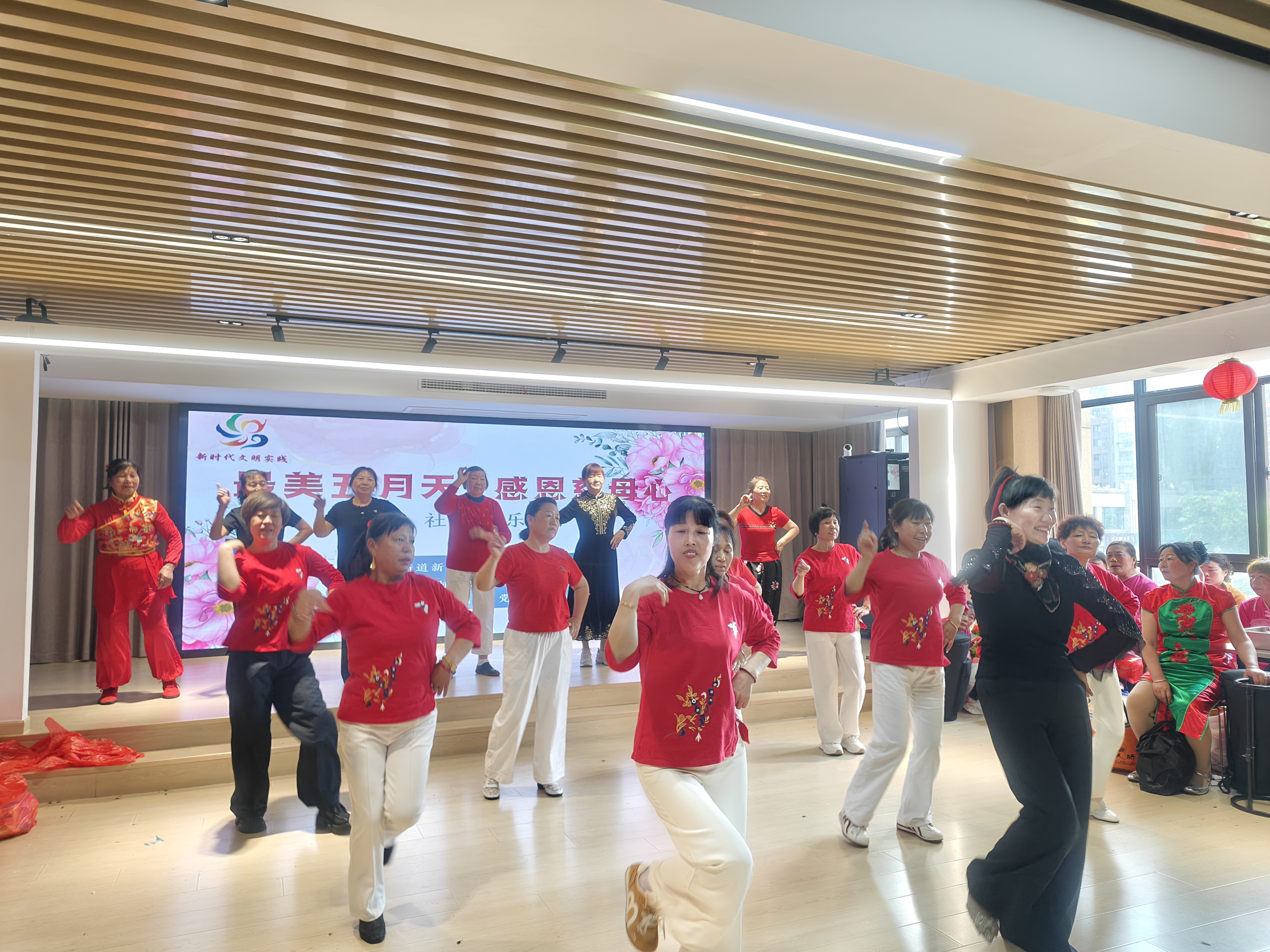 东亭湖街道北林社区开展母亲节文艺汇演