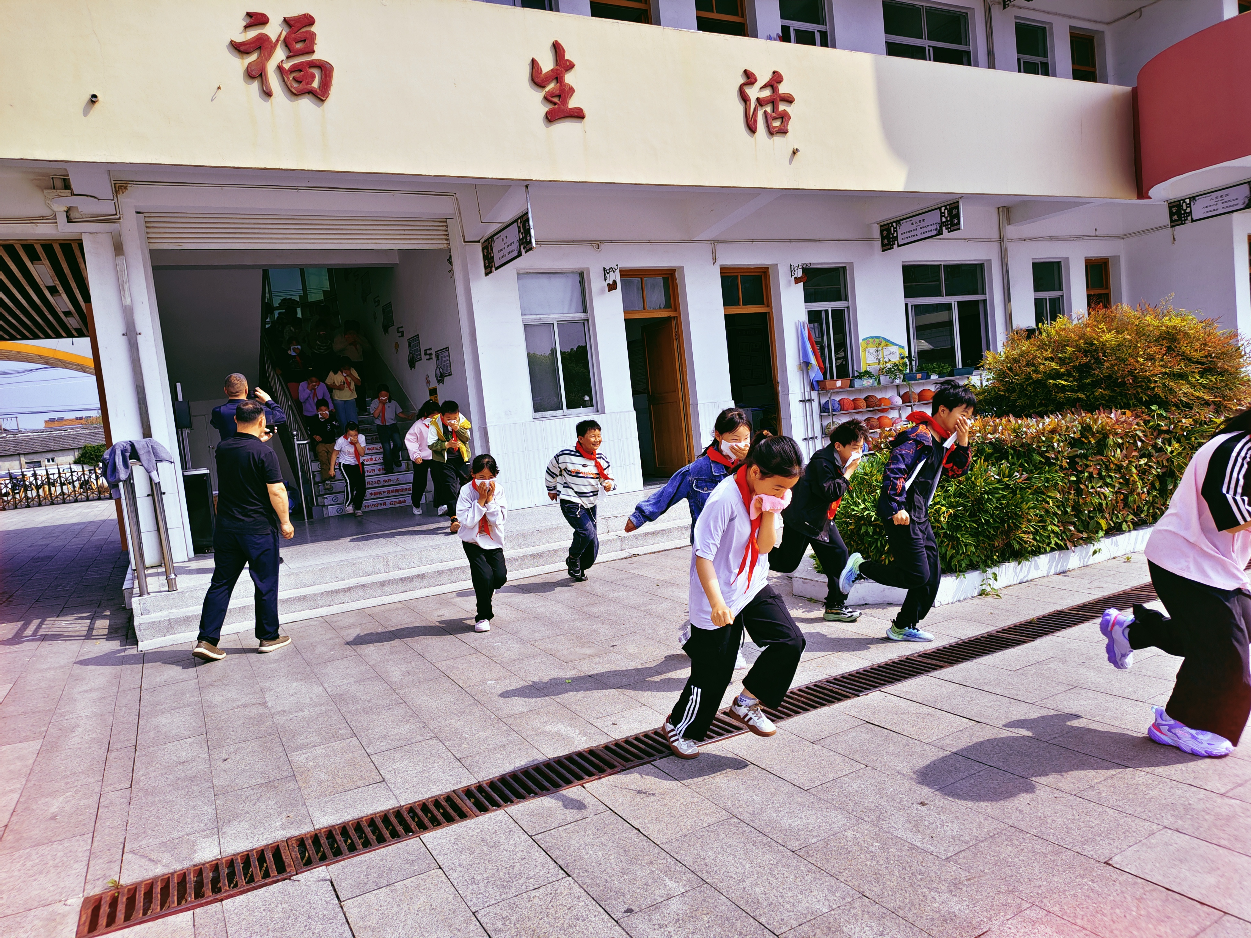 万盈镇：开展消防宣讲、实操演练进校园活动