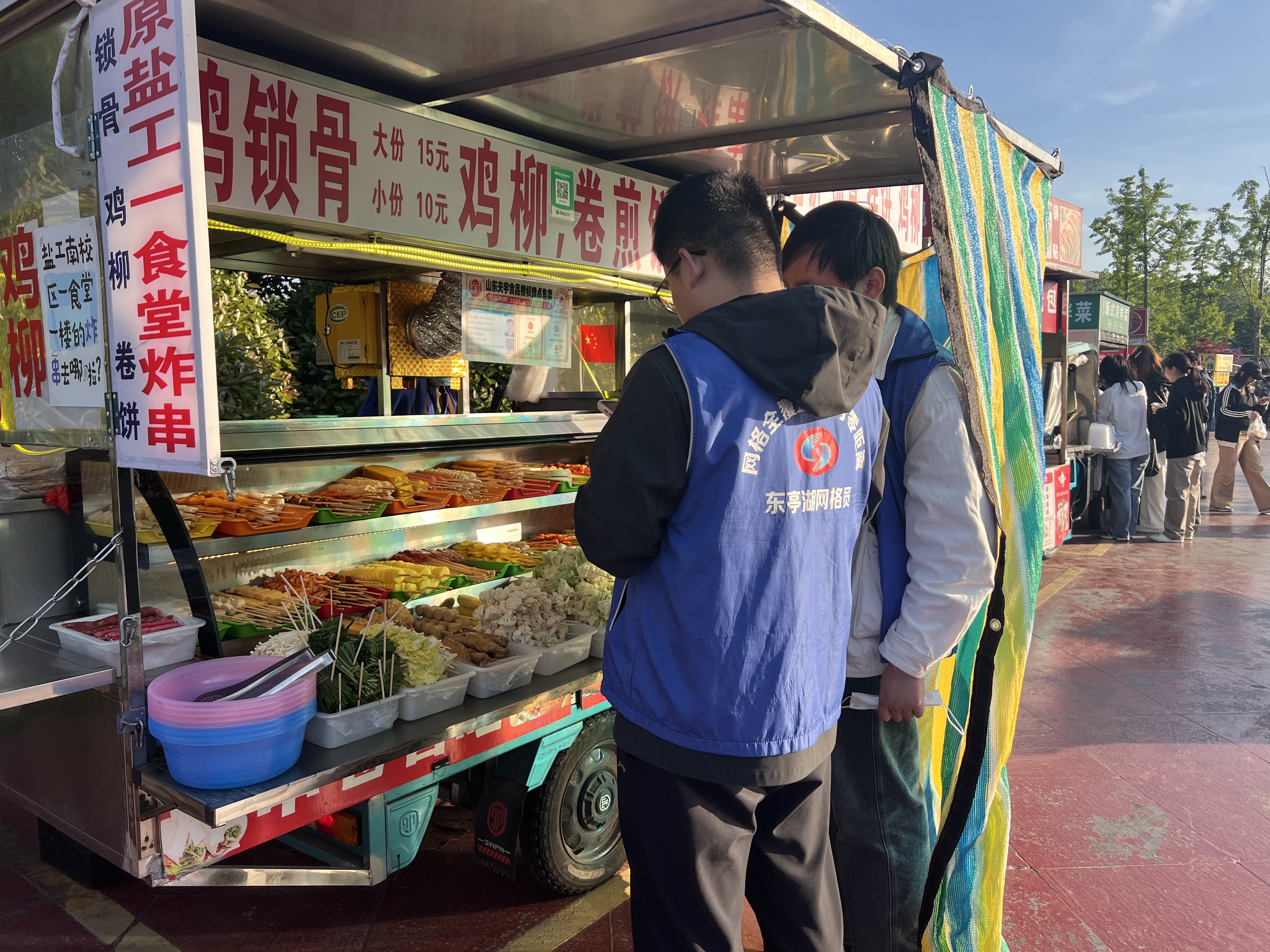 东亭湖街道新丰社区开展校园周边燃气安全整治行动
