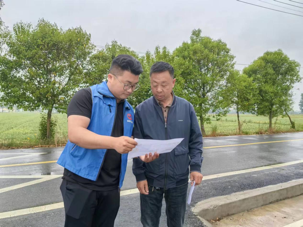 新兴镇双烈村开展社会救助政策宣传活动