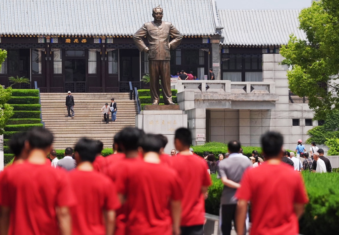 盐城队参观周恩来纪念馆