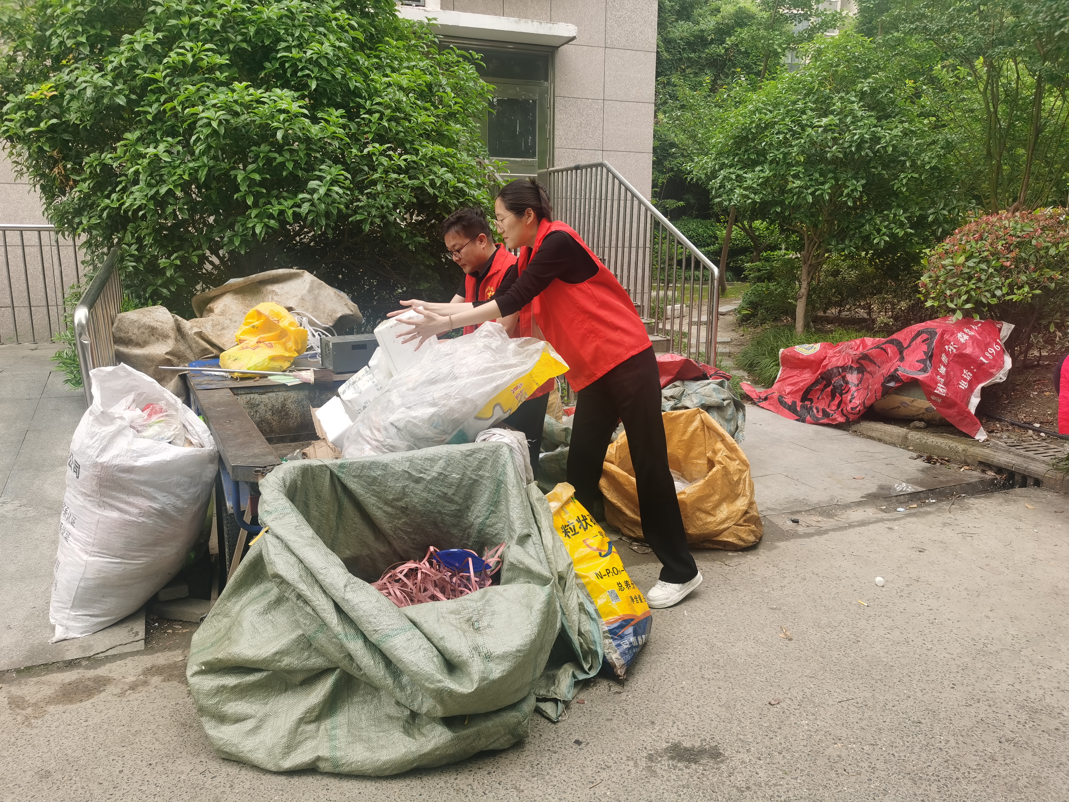 潘黄街道：周末下沉聚力“四清四整”