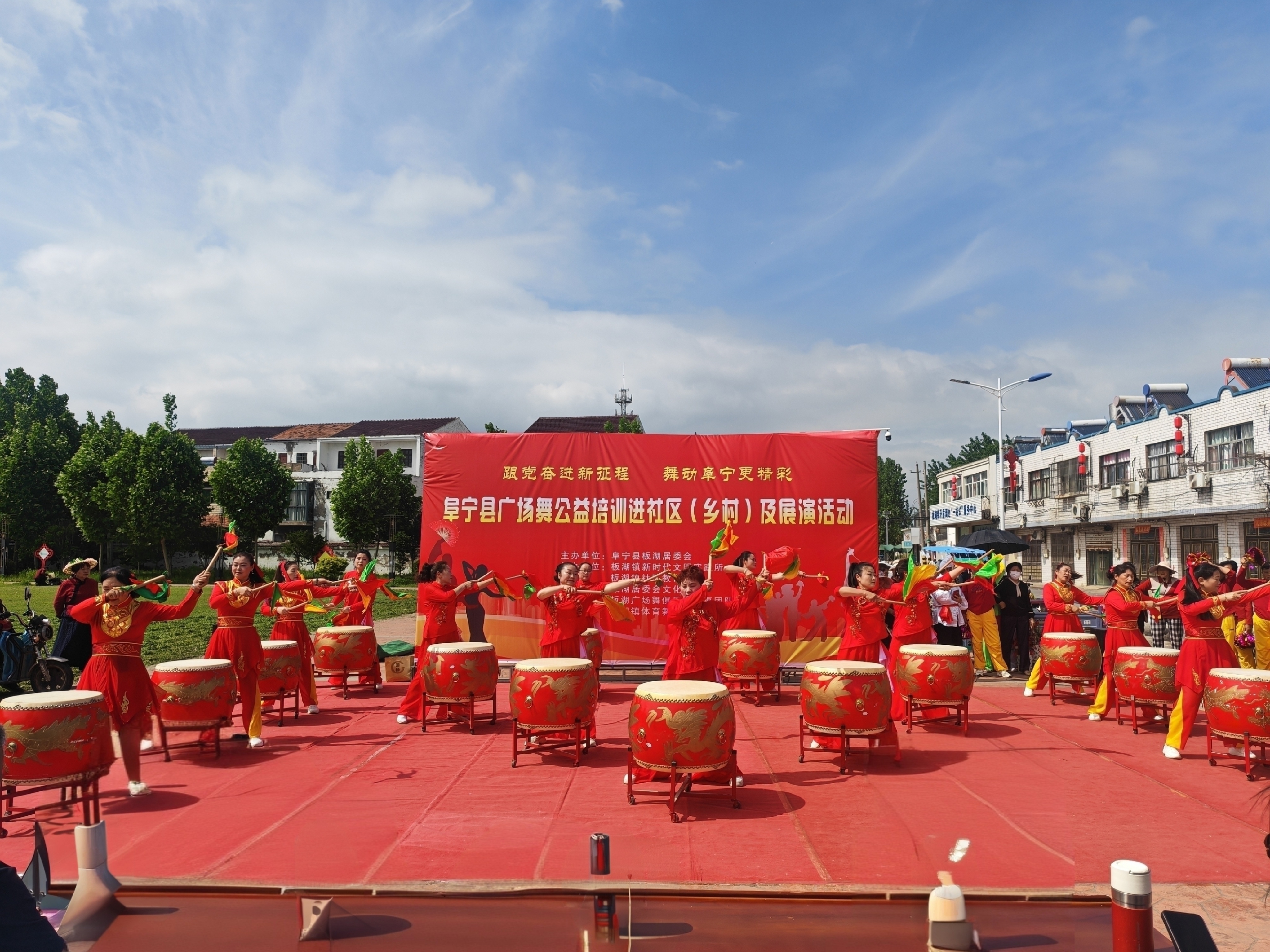 板湖镇举办广场舞公益培训及展演活动