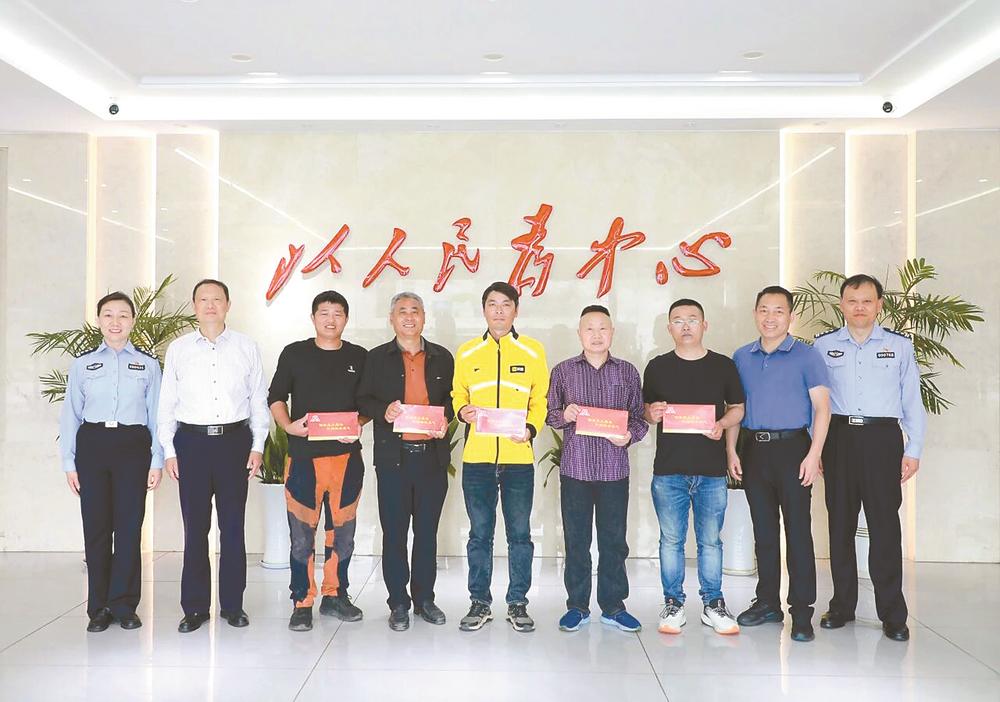 市区街头合力抬车救人  5名热心群众见义勇为获表扬