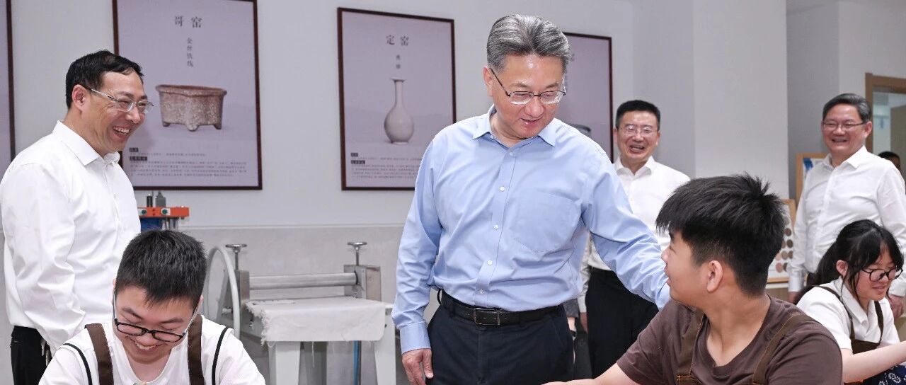 周斌“六一”前夕看望少年儿童并调研教育工作
