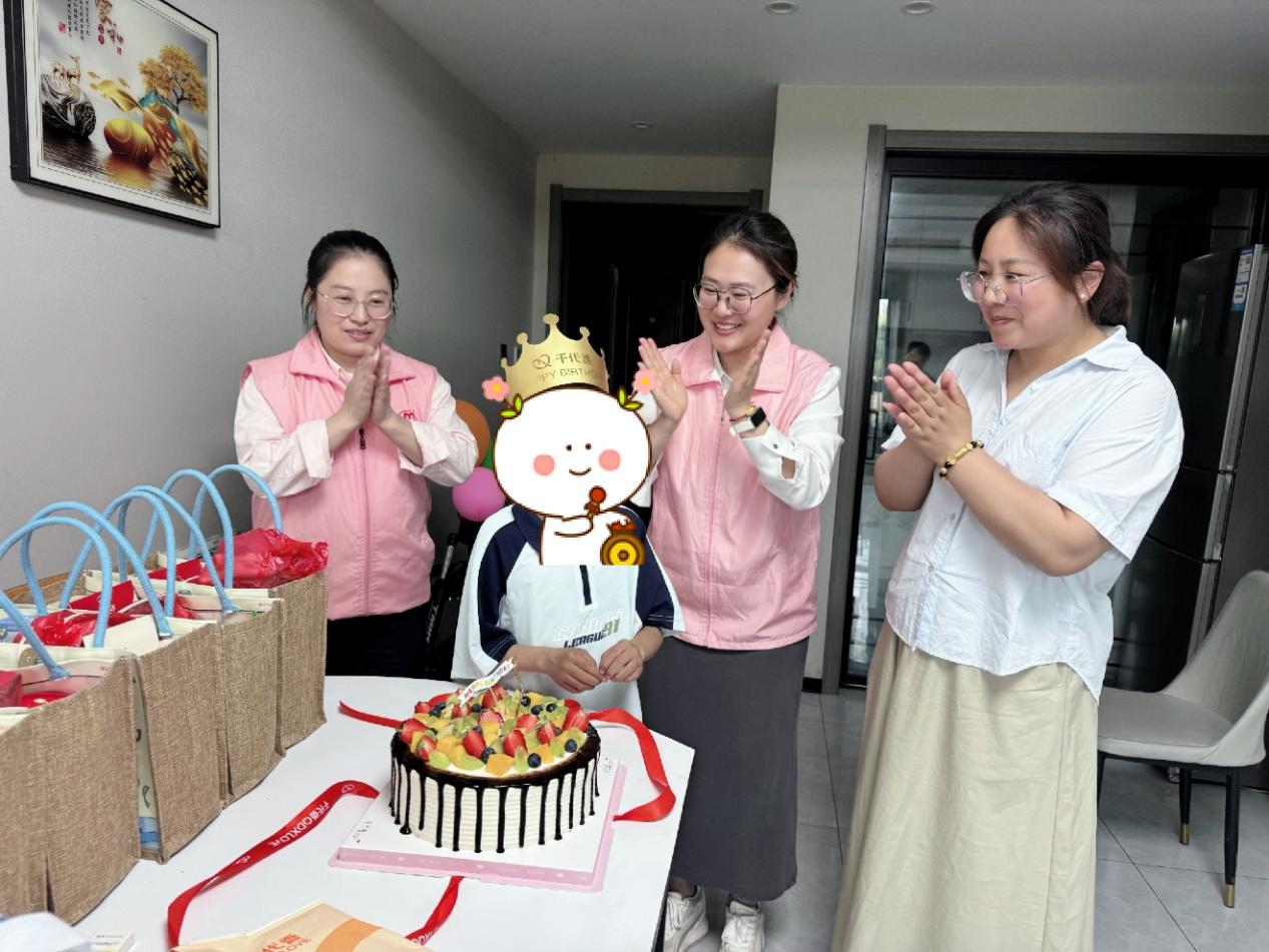 伍佑街道民主社区：生日遇上六一 双倍爱心暖童心